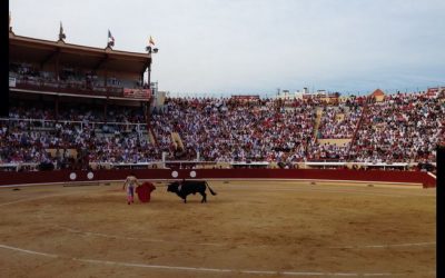 Apoteósica Corrida de Garcigrande en Baiona (Francia), con salida a hombros de los tres diestros, Juan Bautista, Castella y Fandiño junto con el mayoral y los titulares de la ganadería.