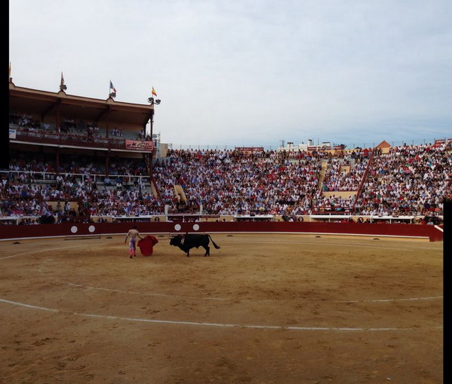 Apoteósica Corrida de Garcigrande en Baiona (Francia), con salida a hombros de los tres diestros, Juan Bautista, Castella y Fandiño junto con el mayoral y los titulares de la ganadería.