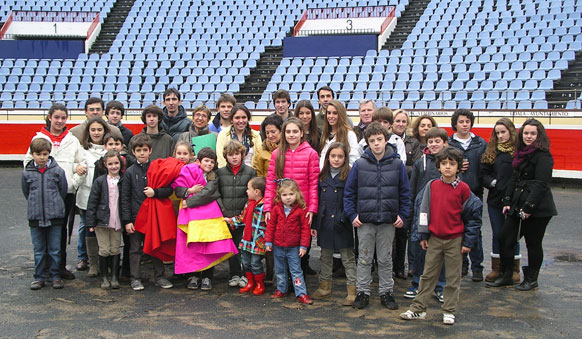 Visita de los niños y jóvenes del Club Cocherito a la plaza de toros de Vista Alegre de Bilbao